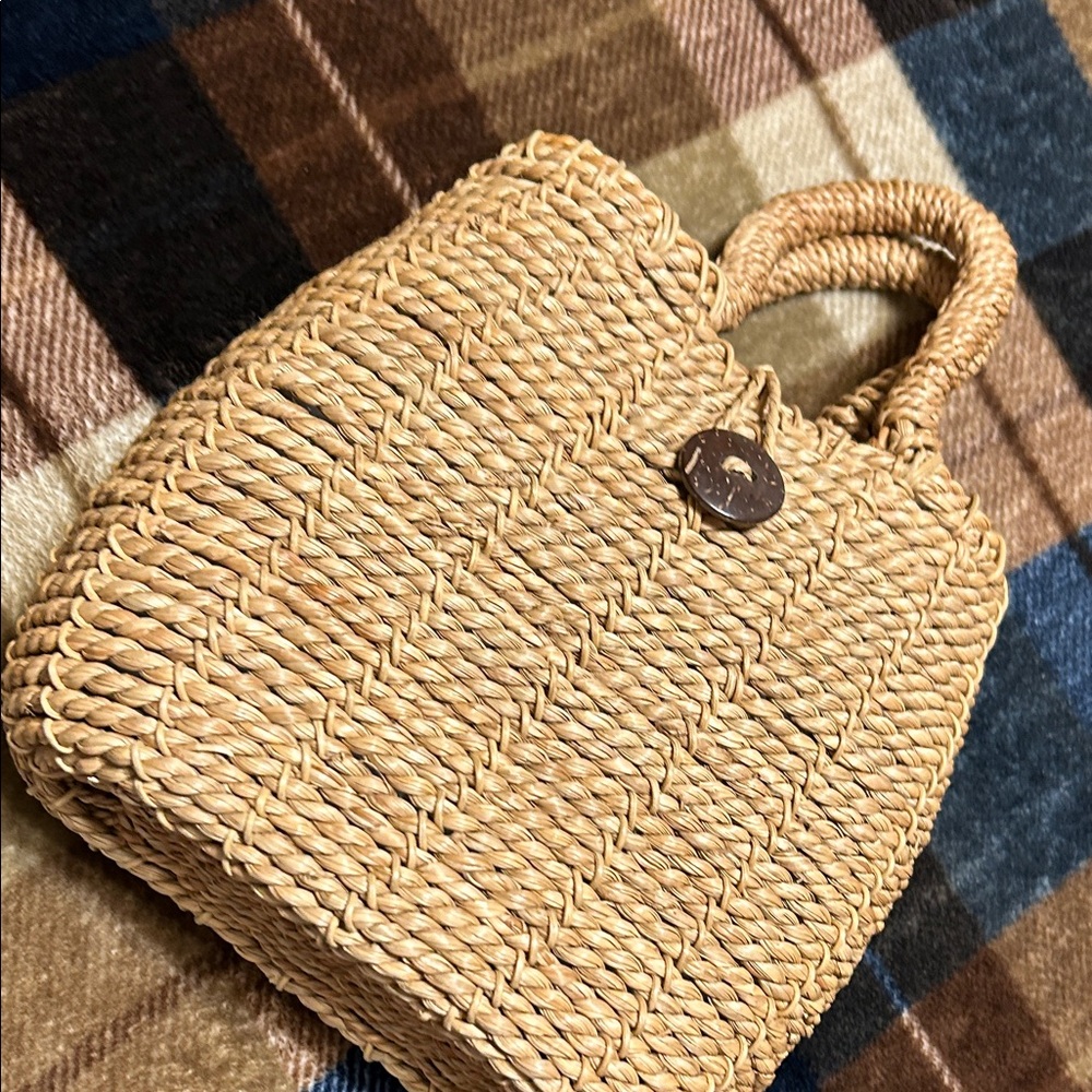 Chic Woven Tote Bag in Natural Tan - Picture 3 of 8